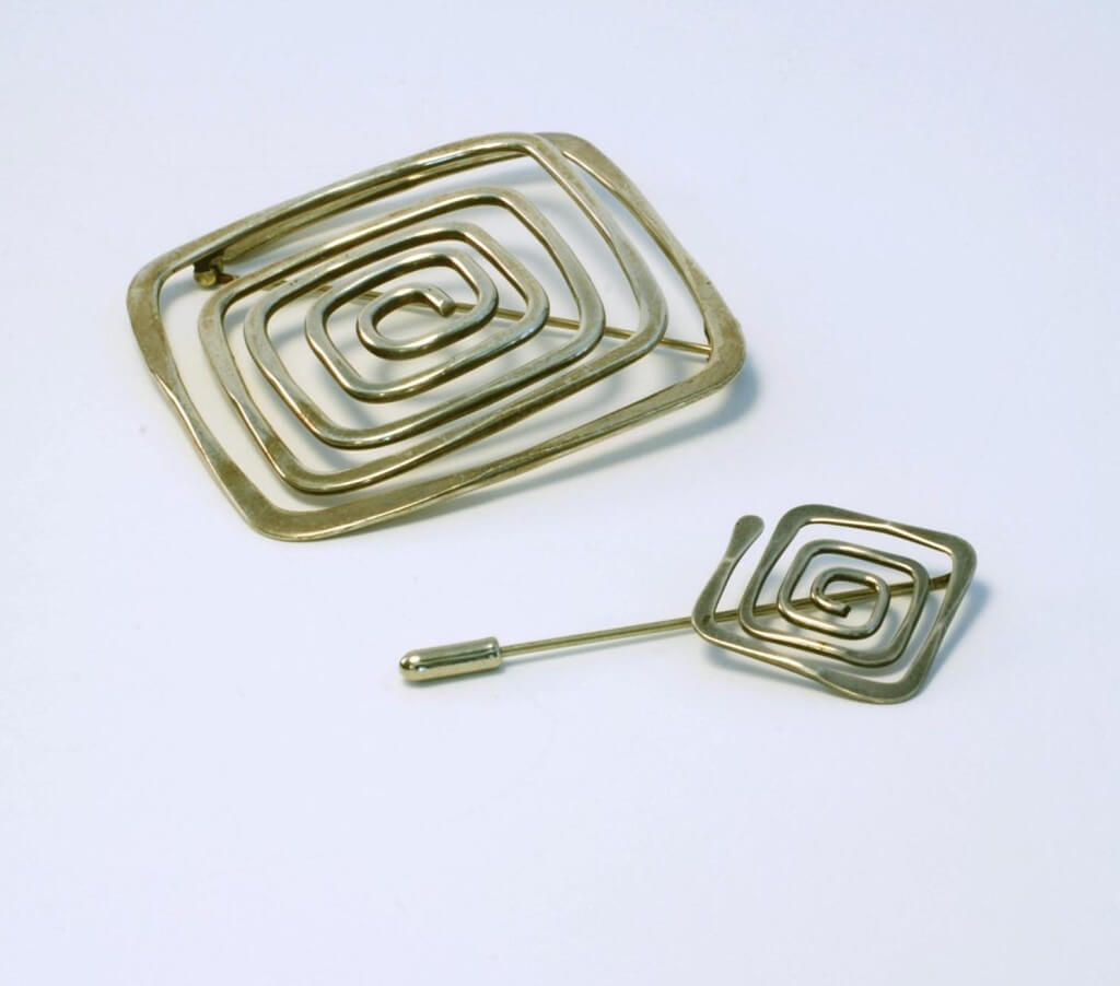 Ed Wiener srebrne, kwadratowo-spiralne spinka i broszka z 1948-1950 roku