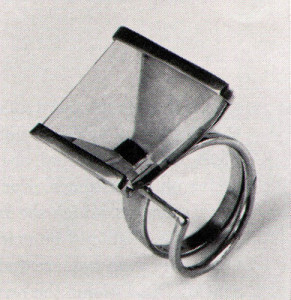 Margaret de Patta Ring, materiały: onyks, kryształ, oprawa z żółtego złota, późne lata 40-te