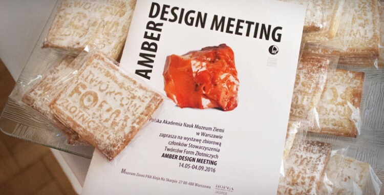 Na zdjęciu katalog wystawy Amber Design Meeting